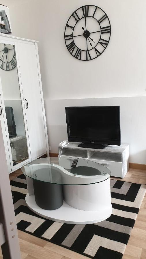 Chambres Poitiers Centre: Private Comforts, Shared Kitchen & City Hall Proximity Exterior photo